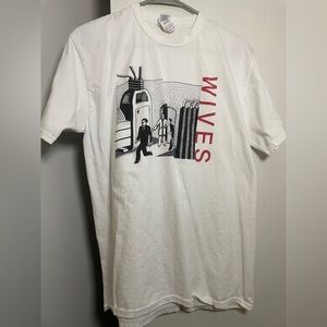 * L white Wives band graphic tee
